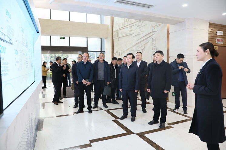 四川Z6尊龙凯时集团领导带队赴重庆高速集团和重庆巨能集团开展业务交流