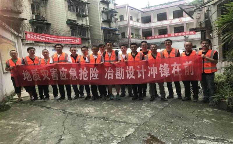 争分夺秒，，，，，千里驰援陇南灾区