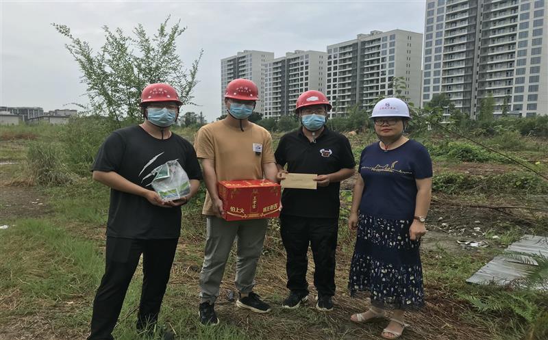 酷暑慰问到一线，，，，，，清凉关怀入人心