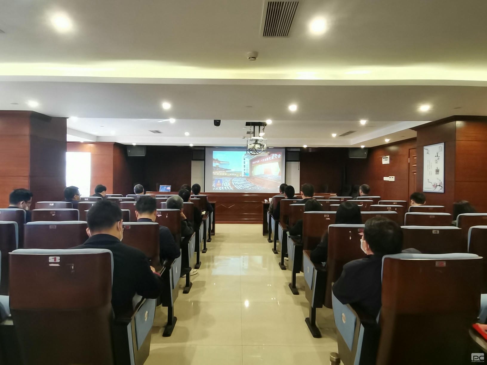 金海浚浚浚浚矿产公司党员干部职工热议党的二十大报告