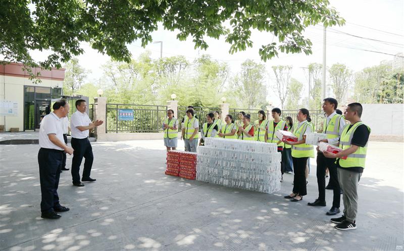集团领导到测绘公司宣贯省委十二届五次全会精神，，，，，开展夏送清凉活动
